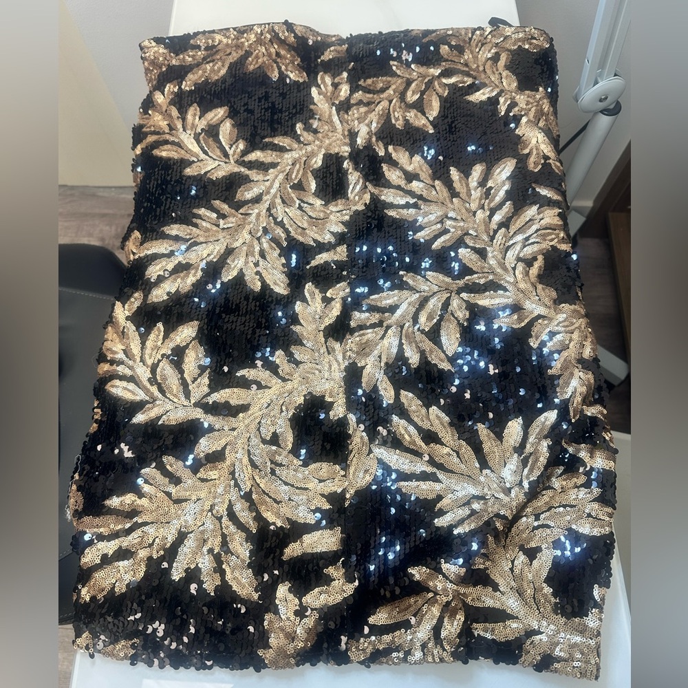 ✨ Boohoo Black & Gold Sequin Mini Skirt (Size 18 US) ✨